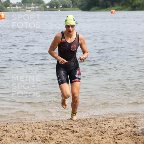 15.06.2025 - 27. Vierlanden-Triathlon Lena Gebhardt http://msf.ph/oto/8031735 15.06.2025 11:12:03 Schwimmen 785, 921, 934 meine-sportfotos.de