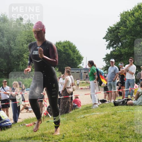 15.06.2025 - 27. Vierlanden-Triathlon KatJ http://msf.ph/oto/8031737 15.06.2025 11:10:40 Schwimmen 772, 953 meine-sportfotos.de