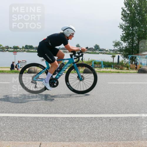 21.06.2025 - 27. Vierlanden-Triathlon H.Heesch http://msf.ph/oto/8031741 15.06.2025 11:34:02 Radfahren 221 meine-sportfotos.de