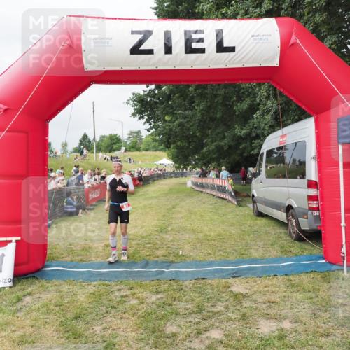 21.06.2025 - 27. Vierlanden-Triathlon MichiJ http://msf.ph/oto/8031748 15.06.2026 12:48:42 Ziel  meine-sportfotos.de