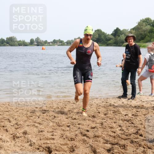 15.06.2025 - 27. Vierlanden-Triathlon Lena Gebhardt http://msf.ph/oto/8031749 15.06.2025 11:12:04 Schwimmen 785, 921, 934 meine-sportfotos.de
