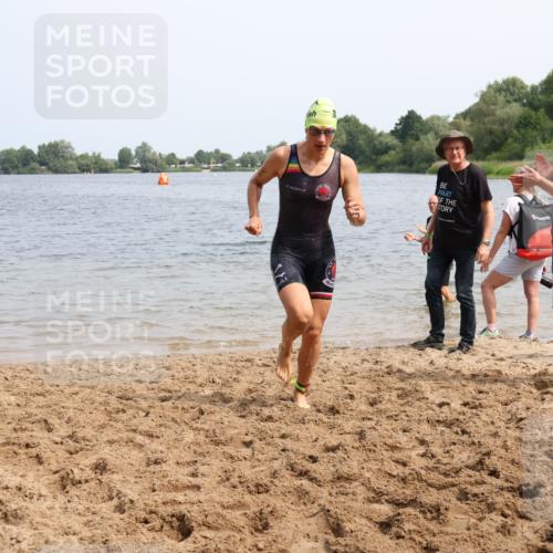 15.06.2025 - 27. Vierlanden-Triathlon Lena Gebhardt http://msf.ph/oto/8031753 15.06.2025 11:12:04 Schwimmen 785, 921, 934 meine-sportfotos.de