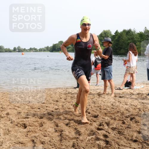 15.06.2025 - 27. Vierlanden-Triathlon Lena Gebhardt http://msf.ph/oto/8031757 15.06.2025 11:12:05 Schwimmen 785, 921, 934 meine-sportfotos.de