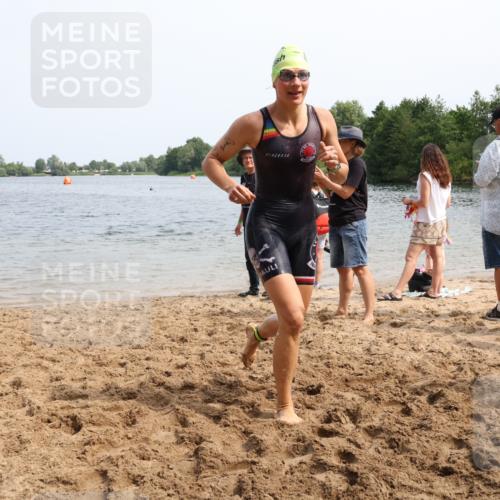 15.06.2025 - 27. Vierlanden-Triathlon Lena Gebhardt http://msf.ph/oto/8031762 15.06.2025 11:12:05 Schwimmen 785, 921, 934 meine-sportfotos.de