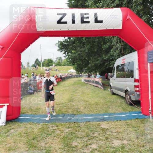 21.06.2025 - 27. Vierlanden-Triathlon MichiJ http://msf.ph/oto/8031765 15.06.2026 12:48:42 Ziel  meine-sportfotos.de