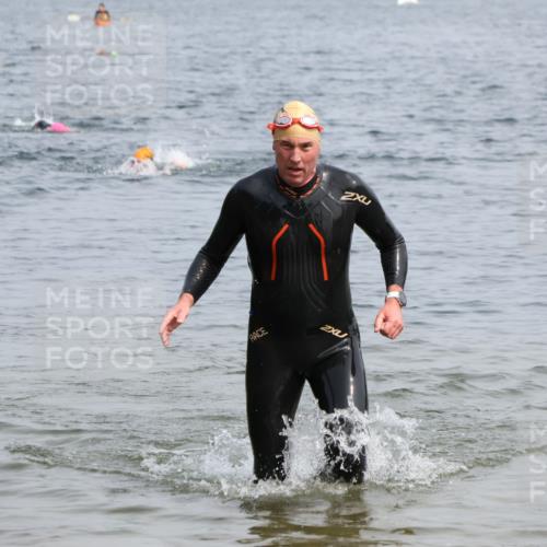 15.06.2025 - 27. Vierlanden-Triathlon Lena Gebhardt http://msf.ph/oto/8031767 15.06.2025 11:12:08 Schwimmen 785, 921, 934 meine-sportfotos.de