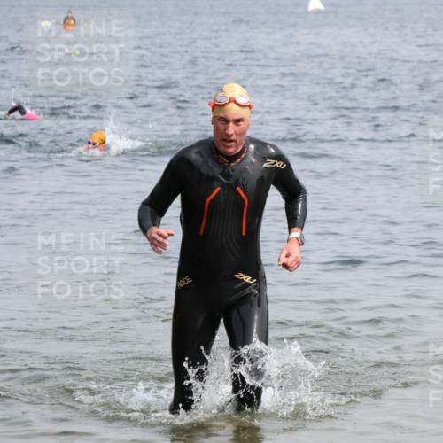 15.06.2025 - 27. Vierlanden-Triathlon Lena Gebhardt http://msf.ph/oto/8031772 15.06.2025 11:12:08 Schwimmen 785, 921, 934 meine-sportfotos.de