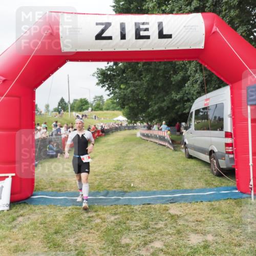21.06.2025 - 27. Vierlanden-Triathlon MichiJ http://msf.ph/oto/8031774 15.06.2026 12:48:42 Ziel  meine-sportfotos.de