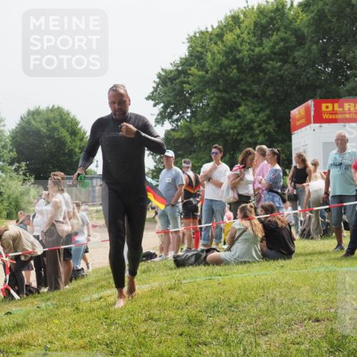 15.06.2025 - 27. Vierlanden-Triathlon KatJ http://msf.ph/oto/8031776 15.06.2025 11:10:48 Schwimmen 770, 832, 953 meine-sportfotos.de