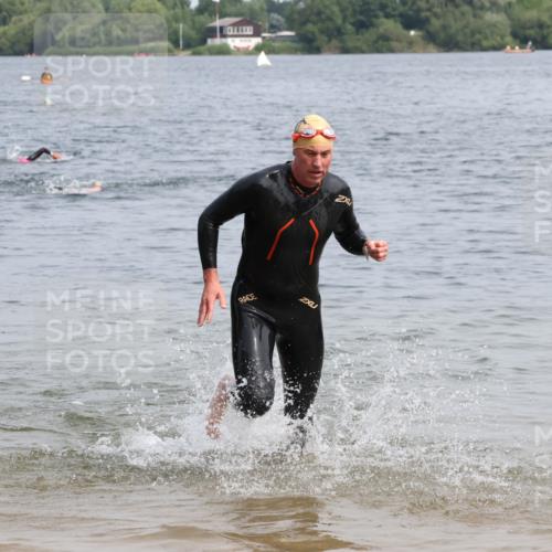 15.06.2025 - 27. Vierlanden-Triathlon Lena Gebhardt http://msf.ph/oto/8031777 15.06.2025 11:12:09 Schwimmen 785, 921, 934 meine-sportfotos.de