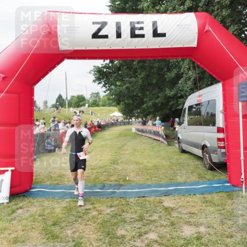 21.06.2025 - 27. Vierlanden-Triathlon MichiJ http://msf.ph/oto/8031779 15.06.2026 12:48:43 Ziel  meine-sportfotos.de