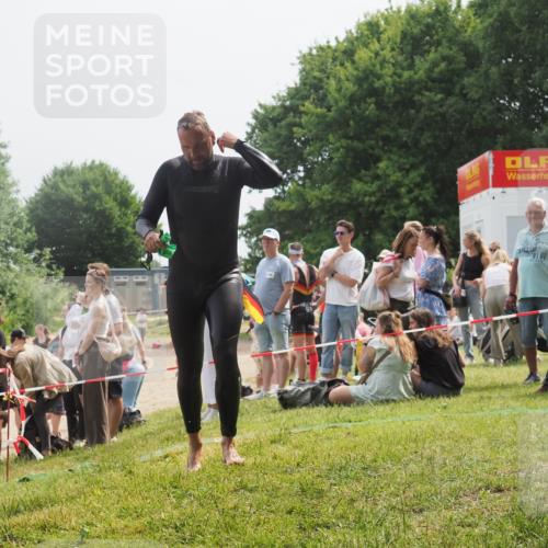 15.06.2025 - 27. Vierlanden-Triathlon KatJ http://msf.ph/oto/8031788 15.06.2025 11:10:49 Schwimmen 770, 832 meine-sportfotos.de