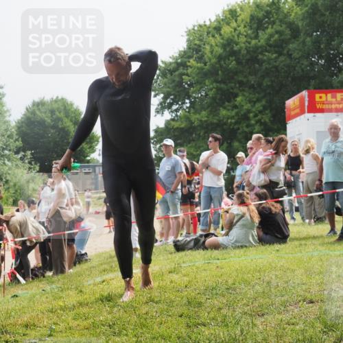 15.06.2025 - 27. Vierlanden-Triathlon KatJ http://msf.ph/oto/8031794 15.06.2025 11:10:49 Schwimmen 770, 832 meine-sportfotos.de