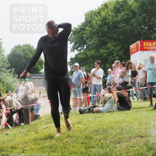 15.06.2025 - 27. Vierlanden-Triathlon KatJ http://msf.ph/oto/8031799 15.06.2025 11:10:49 Schwimmen 770, 832 meine-sportfotos.de