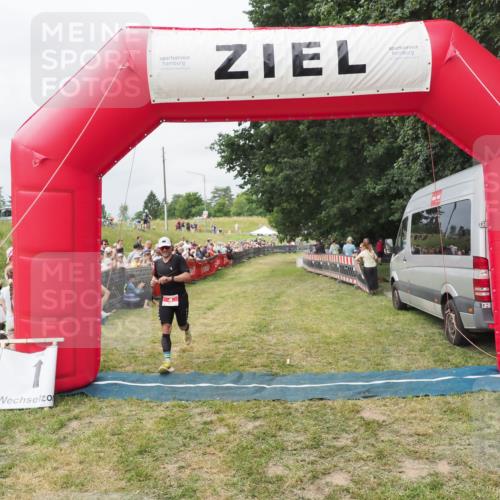 21.06.2025 - 27. Vierlanden-Triathlon MichiJ http://msf.ph/oto/8031801 15.06.2026 12:49:06 Ziel 4 meine-sportfotos.de
