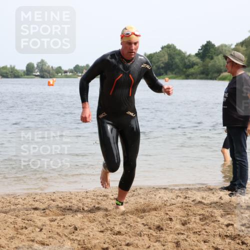 15.06.2025 - 27. Vierlanden-Triathlon Lena Gebhardt http://msf.ph/oto/8031814 15.06.2025 11:12:12 Schwimmen 785, 934 meine-sportfotos.de