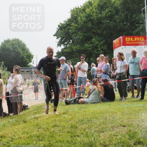 15.06.2025 - 27. Vierlanden-Triathlon KatJ http://msf.ph/oto/8031816 15.06.2025 11:10:53 Schwimmen 770, 832 meine-sportfotos.de