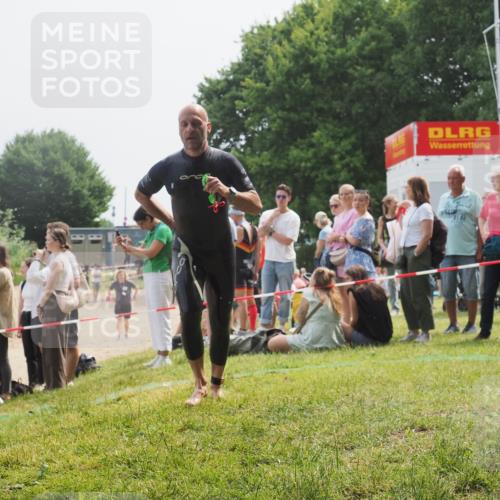 15.06.2025 - 27. Vierlanden-Triathlon KatJ http://msf.ph/oto/8031821 15.06.2025 11:10:53 Schwimmen 770, 832 meine-sportfotos.de