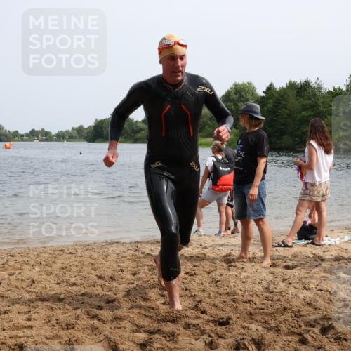 15.06.2025 - 27. Vierlanden-Triathlon Lena Gebhardt http://msf.ph/oto/8031824 15.06.2025 11:12:12 Schwimmen 785, 934 meine-sportfotos.de