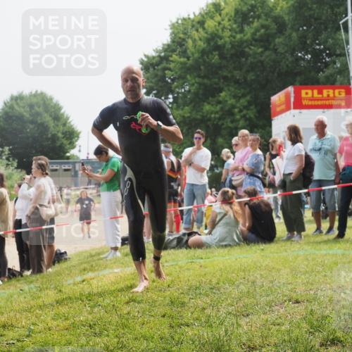 15.06.2025 - 27. Vierlanden-Triathlon KatJ http://msf.ph/oto/8031825 15.06.2025 11:10:54 Schwimmen 770, 832 meine-sportfotos.de