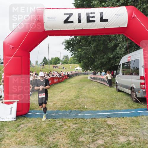 21.06.2025 - 27. Vierlanden-Triathlon MichiJ http://msf.ph/oto/8031827 15.06.2026 12:49:06 Ziel 4 meine-sportfotos.de