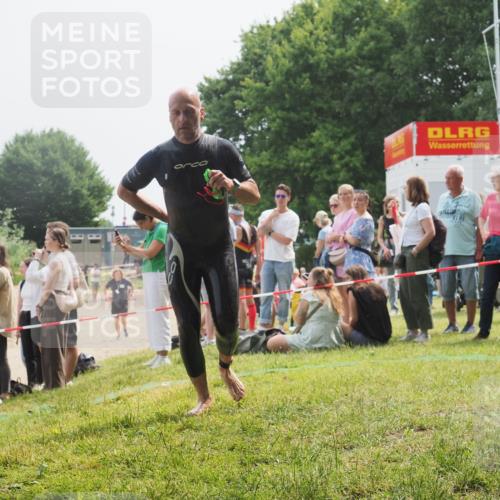 15.06.2025 - 27. Vierlanden-Triathlon KatJ http://msf.ph/oto/8031828 15.06.2025 11:10:54 Schwimmen 770, 832 meine-sportfotos.de