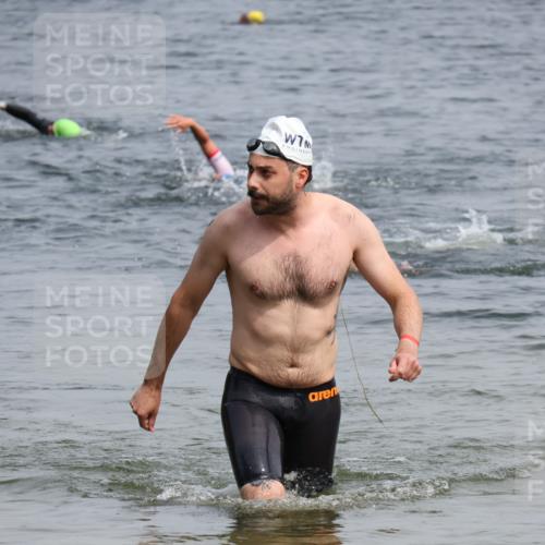 15.06.2025 - 27. Vierlanden-Triathlon Lena Gebhardt http://msf.ph/oto/8031830 15.06.2025 11:12:26 Schwimmen 968 meine-sportfotos.de