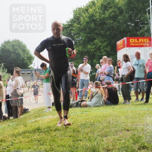 15.06.2025 - 27. Vierlanden-Triathlon KatJ http://msf.ph/oto/8031831 15.06.2025 11:10:54 Schwimmen 770, 832 meine-sportfotos.de