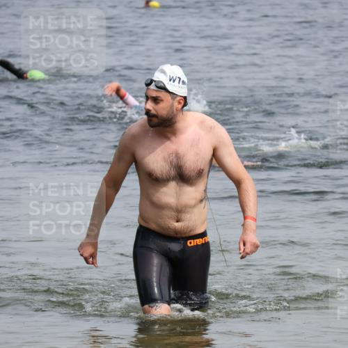 15.06.2025 - 27. Vierlanden-Triathlon Lena Gebhardt http://msf.ph/oto/8031834 15.06.2025 11:12:26 Schwimmen 968 meine-sportfotos.de