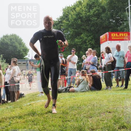 15.06.2025 - 27. Vierlanden-Triathlon KatJ http://msf.ph/oto/8031835 15.06.2025 11:10:54 Schwimmen 770, 832 meine-sportfotos.de