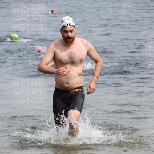 15.06.2025 - 27. Vierlanden-Triathlon Lena Gebhardt http://msf.ph/oto/8031837 15.06.2025 11:12:27 Schwimmen 968 meine-sportfotos.de