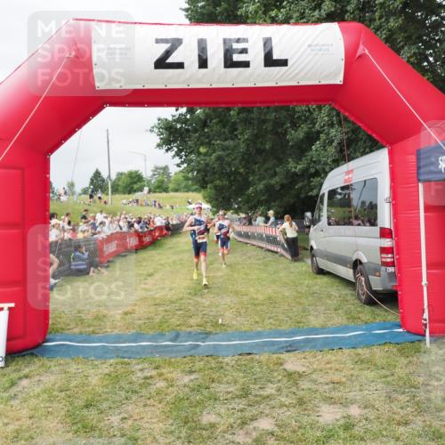 21.06.2025 - 27. Vierlanden-Triathlon MichiJ http://msf.ph/oto/8031852 15.06.2026 12:49:16 Ziel 984, 986, 987, 988 meine-sportfotos.de