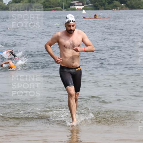 15.06.2025 - 27. Vierlanden-Triathlon Lena Gebhardt http://msf.ph/oto/8031854 15.06.2025 11:12:29 Schwimmen 968 meine-sportfotos.de