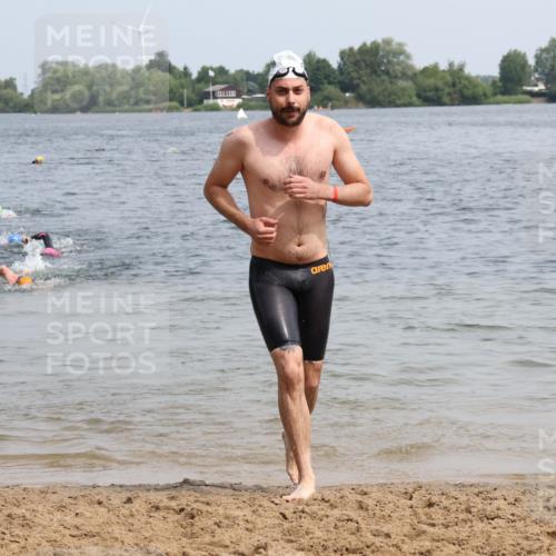 15.06.2025 - 27. Vierlanden-Triathlon Lena Gebhardt http://msf.ph/oto/8031860 15.06.2025 11:12:31 Schwimmen 968 meine-sportfotos.de