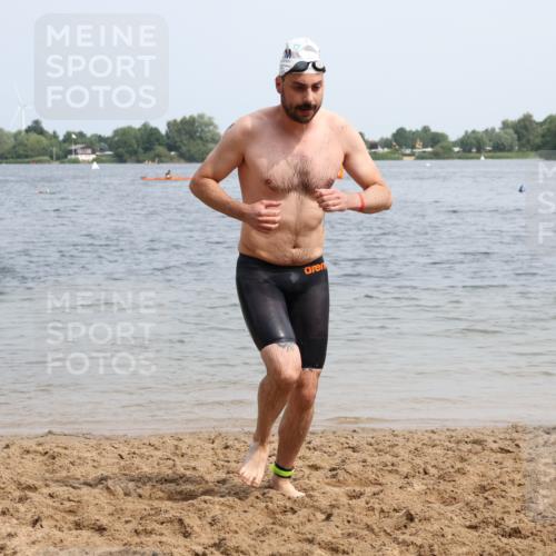 15.06.2025 - 27. Vierlanden-Triathlon Lena Gebhardt http://msf.ph/oto/8031862 15.06.2025 11:12:32 Schwimmen 968 meine-sportfotos.de