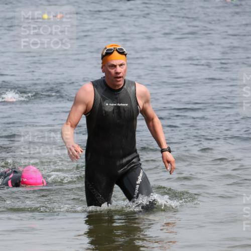 15.06.2025 - 27. Vierlanden-Triathlon Lena Gebhardt http://msf.ph/oto/8031874 15.06.2025 11:12:38 Schwimmen 858, 928, 968 meine-sportfotos.de
