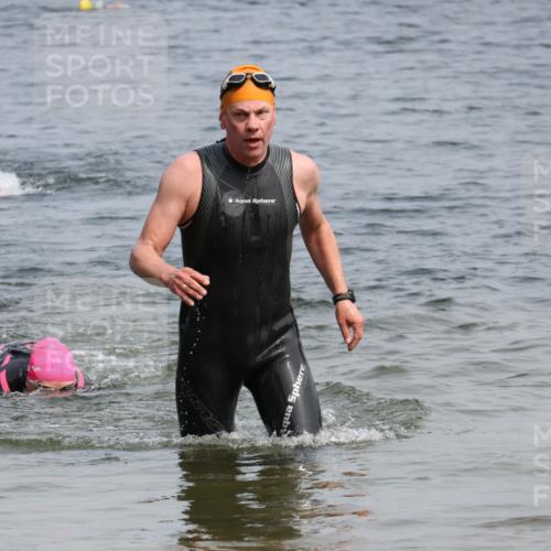 15.06.2025 - 27. Vierlanden-Triathlon Lena Gebhardt http://msf.ph/oto/8031878 15.06.2025 11:12:39 Schwimmen 858, 928, 968 meine-sportfotos.de