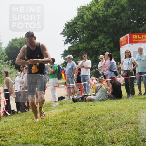 15.06.2025 - 27. Vierlanden-Triathlon KatJ http://msf.ph/oto/8031882 15.06.2025 11:11:07 Schwimmen 861, 947 meine-sportfotos.de