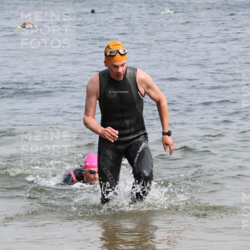 15.06.2025 - 27. Vierlanden-Triathlon Lena Gebhardt http://msf.ph/oto/8031885 15.06.2025 11:12:41 Schwimmen 858, 928, 968, 982 meine-sportfotos.de