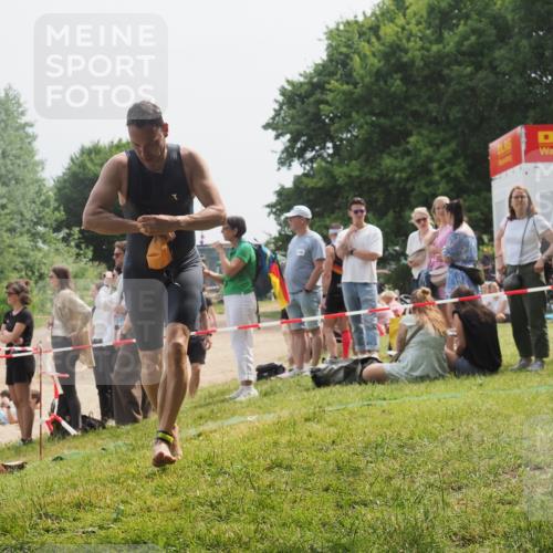 15.06.2025 - 27. Vierlanden-Triathlon KatJ http://msf.ph/oto/8031887 15.06.2025 11:11:07 Schwimmen 861, 947 meine-sportfotos.de