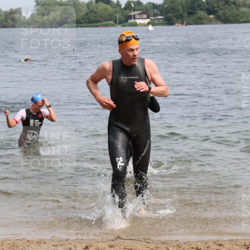 15.06.2025 - 27. Vierlanden-Triathlon Lena Gebhardt http://msf.ph/oto/8031894 15.06.2025 11:12:43 Schwimmen 858, 928, 968, 982 meine-sportfotos.de