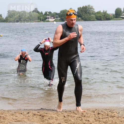 15.06.2025 - 27. Vierlanden-Triathlon Lena Gebhardt http://msf.ph/oto/8031899 15.06.2025 11:12:44 Schwimmen 858, 928, 982 meine-sportfotos.de