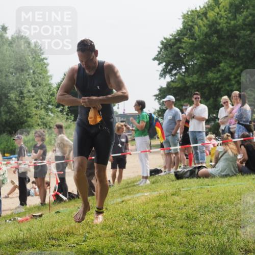 15.06.2025 - 27. Vierlanden-Triathlon KatJ http://msf.ph/oto/8031900 15.06.2025 11:11:07 Schwimmen 861, 947 meine-sportfotos.de