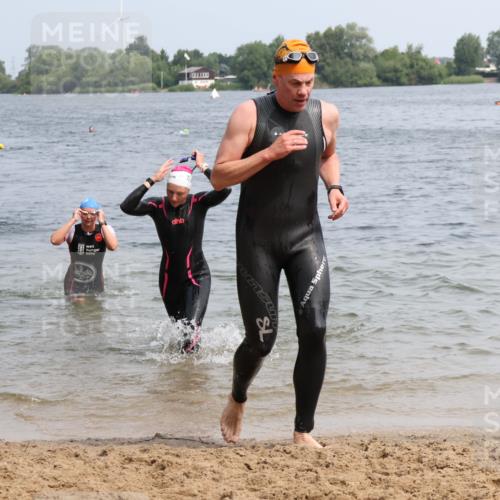 15.06.2025 - 27. Vierlanden-Triathlon Lena Gebhardt http://msf.ph/oto/8031905 15.06.2025 11:12:44 Schwimmen 858, 928, 982 meine-sportfotos.de