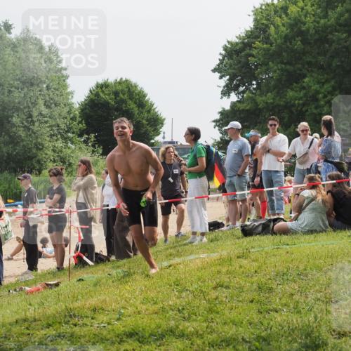 15.06.2025 - 27. Vierlanden-Triathlon KatJ http://msf.ph/oto/8031906 15.06.2025 11:11:10 Schwimmen 861, 947 meine-sportfotos.de