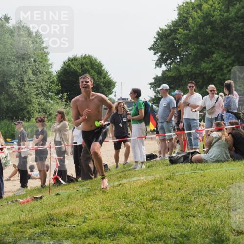 15.06.2025 - 27. Vierlanden-Triathlon KatJ http://msf.ph/oto/8031911 15.06.2025 11:11:10 Schwimmen 861, 947 meine-sportfotos.de