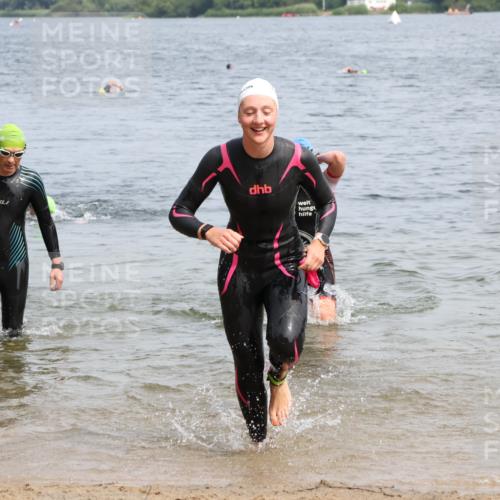 15.06.2025 - 27. Vierlanden-Triathlon Lena Gebhardt http://msf.ph/oto/8031912 15.06.2025 11:12:46 Schwimmen 858, 928, 982 meine-sportfotos.de