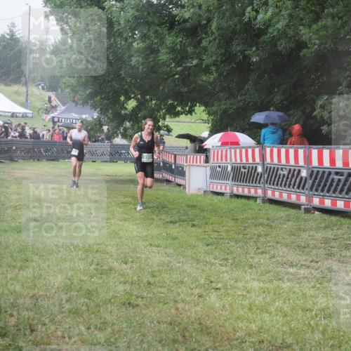 21.06.2025 - 27. Vierlanden-Triathlon KatJ http://msf.ph/oto/8031913 15.06.2025 13:41:52 Ziel 672, 899 meine-sportfotos.de