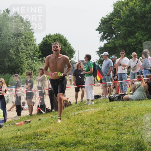 15.06.2025 - 27. Vierlanden-Triathlon KatJ http://msf.ph/oto/8031914 15.06.2025 11:11:10 Schwimmen 861, 947 meine-sportfotos.de