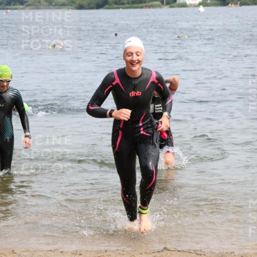 15.06.2025 - 27. Vierlanden-Triathlon Lena Gebhardt http://msf.ph/oto/8031917 15.06.2025 11:12:46 Schwimmen 858, 928, 982 meine-sportfotos.de